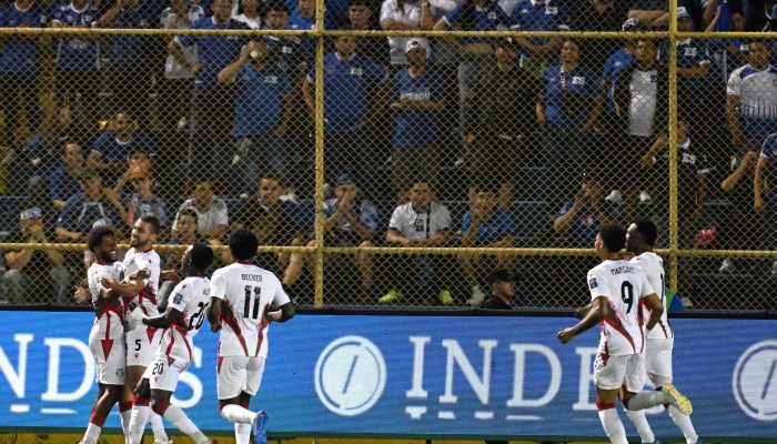 Jogadores do Suriname celebram gol marcado na vitória sobre El Salvador, no Cuscatlan Stadium, em El Salvador
             -       
        Marvin Recinos - 8.set.25/AFP