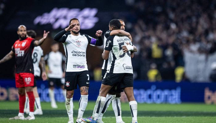 Gui Negão (de costas) comemora gol do Corinthians contra o Athletico-PR, em Itaquera 
             -       
        Jhony Inacio Da Silva - 10.set.2025/Agencia Enquadrar/Folhapress