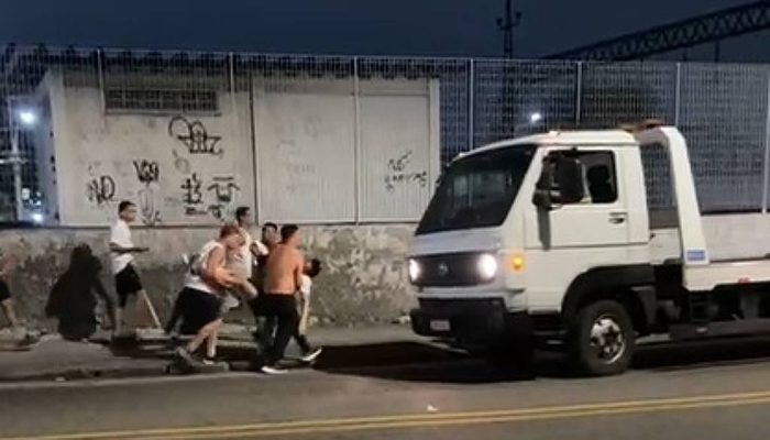 Membros da Força Jovem Vasco tentam socorrer homem baleado durante briga entre organizadas
             -       
        Reprodução/Leitor