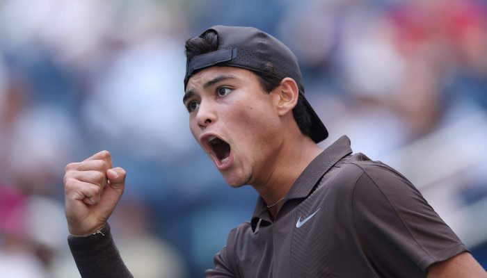 O brasileiro Guto Miguel celebra vitória sobre o britânico Oliver Bonding nas quartas de final do US Open juvenil de 2025, em Nova York
             -       
        Ihika Samant - 4.set.25/Getty Images via AFP