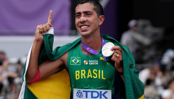 Caio Bonfim celebra conquista da medalha de prata no Mundial de Tóquio
             -       
        Aleksandra Szmigiel - 12.set.2025/Reuters