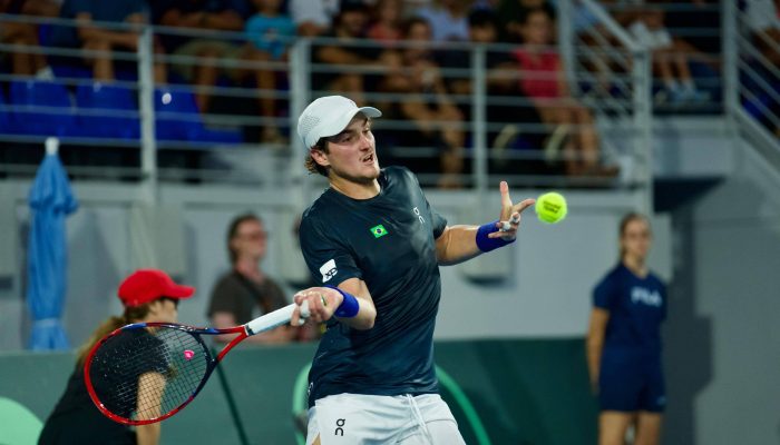 João Fonseca durante partida de estreia do Brasil na repescagem da Copa Davis, contra o grego Stefanos Sakallaridis, em Atenas
             -       
        André Gemmer/CBT