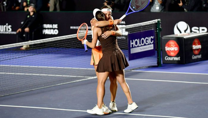 Luisa Stefani (de marrom) e Timea Babos comemoram conquista do título de duplas do SP Open 
             -       
        Fotojump/Divulgação