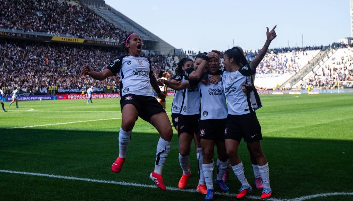 Jogadoras do Corinthians comemoram gol no segundo jogo da final do Brasileirão feminino contra o Cruzeiro, na Neo Química Arena, em São Paulo 
             -       
        Rafaela Araújo/Folhapress