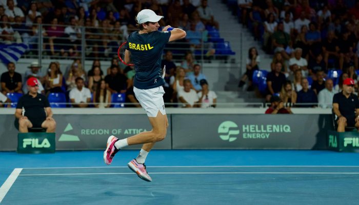João Fonseca durante jogo contra Stefanos Sakallaridis, estreia no duelo entre Brasil e Grécia na Copa Davis
             -       
        André Gemmer/CBT