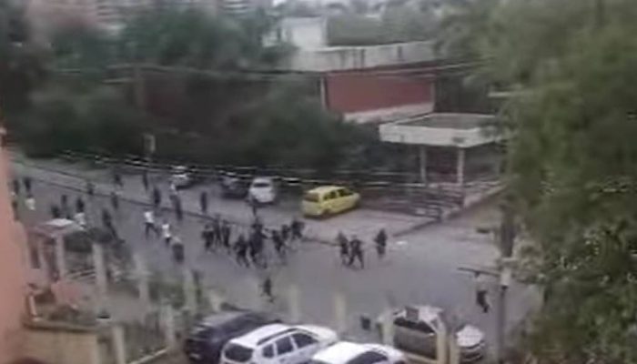 Grupo corre durante briga nos arredores do estádio Engenhão, no Rio

             -       
        Reprodução/Facebook