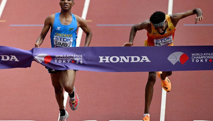 Alphonce Felix Simbu (de azul) e Amanal Petros cruzam a linha de chegada na maratona, no Mundial de Tóquio
             -       
        Dylan Martinez - 15.set.2025/Reuters