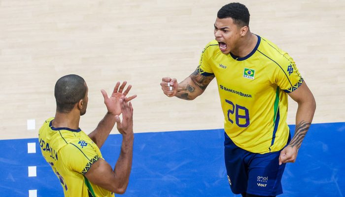 Jogadores da seleção brasileira comemoram vitória em jogo contra República Tcheca