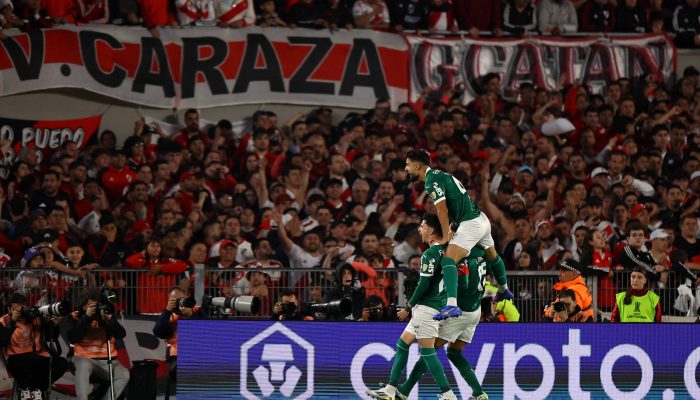 Jogadores celebram o primeiro gol do Palmeiras, de Gustavo Gómez
             -       
        Agustin Marcarian/Reuters