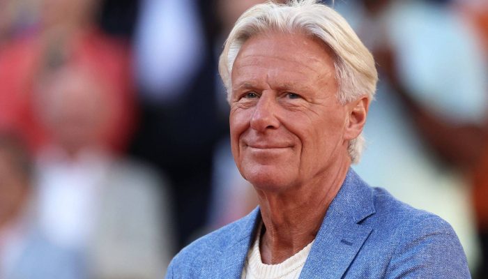 Björn Borg, lenda do tênis, acompanha partida do Aberto da França, no complexo de Roland Garros, em Paris, no ano passado
             -       
        Emmanuel Dunand - 9.jun.24/AFP