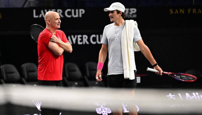 André Agassi e João Fonseca durante treinamento antes da Laver Cup, em São Francisco, nos Estados Unidos
             -       
        Ben Solomon/Divulgação