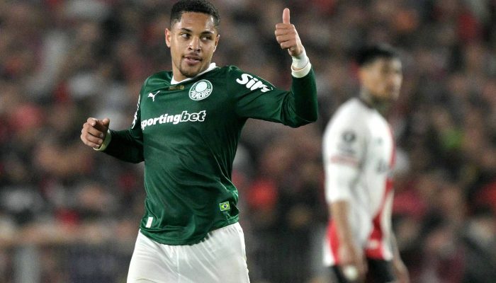 Vitor Roque celebra o segundo gol do Palmeiras contra o River
             -       
        Juan Mabromata - 17.set.25/AFP