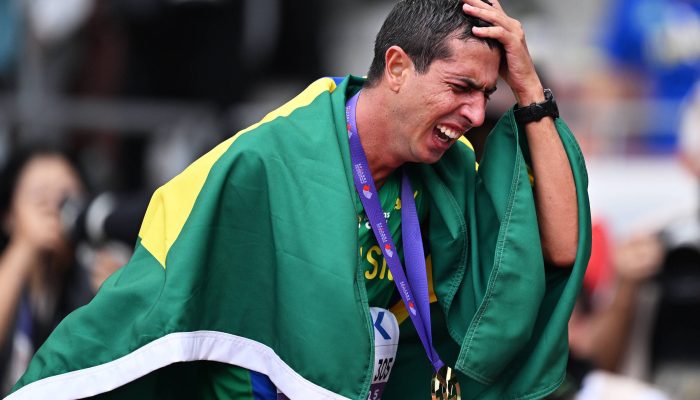 Caio Bonfim chora com a medalha no peito no Estádio Nacional do Japão; era a única peça de ouro em seu corpo naquele momento
             -       
        Song Yanhua/Xinhua