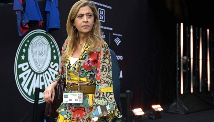 Leila Pereira, em jogo do Palmeiras no Allianz Parque; presidente, que já foi reeleita, deseja disputar um terceiro mandato no clube
             -       
        Juan Mabromata - 4.jul.25/AFP