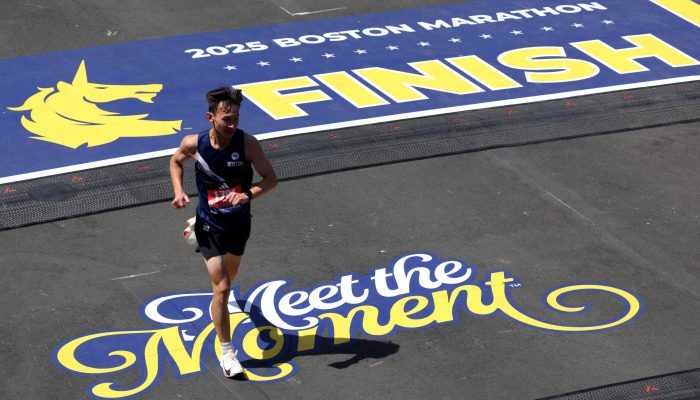 Corredor completa a mais recente Maratona de Boston
             -       
        Kylie Cooper - 21.abr.25/Reuters