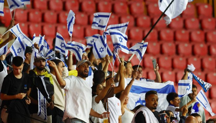 Torcedores acompanham partida entre Israel e Itália pelas Eliminatórias para a Copa no Nagyerdei Stadion, em Debrecen, na Hungria 
             -       
        Bernadett Szabo - 8.set.2025/Reuters