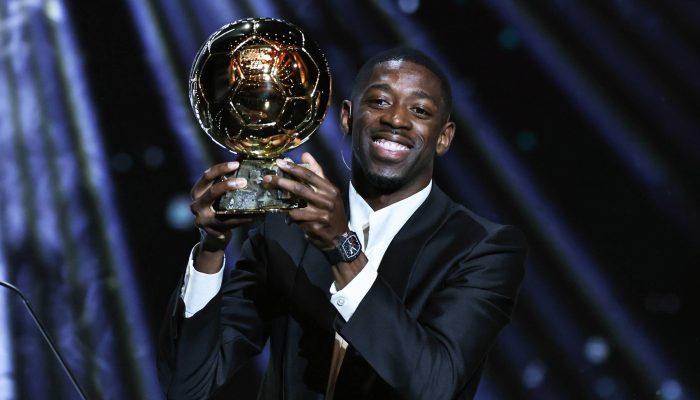 O jogador francês Ousmane Dembélé com a Bola de Ouro, em cerimônia da France Football
             -       
        Gao Jing/Xinhua