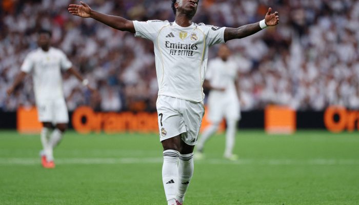 Vinicius Jr. durante parte contra o Espanyol, no Santiago Bernabeu; brasileiro caiu de 2º para 16º no prêmio Bola de Ouro
             -       
        Juan Medina - 20.set.25/Reuters