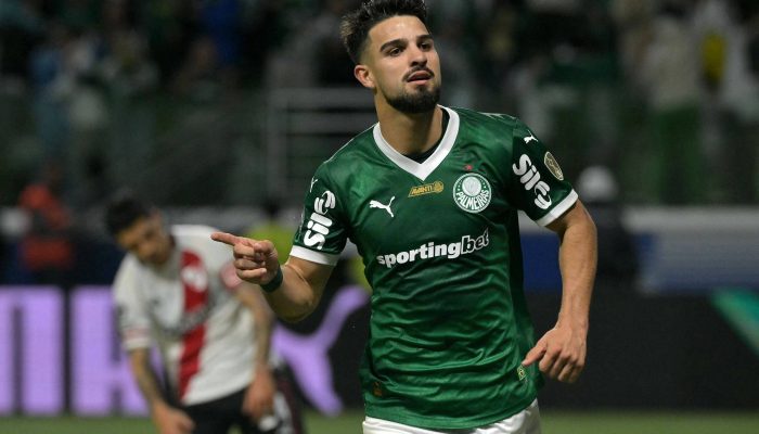 Flaco López celebra seu gol de pênalti contra o River
             -       
        Nelson Almeida/AFP