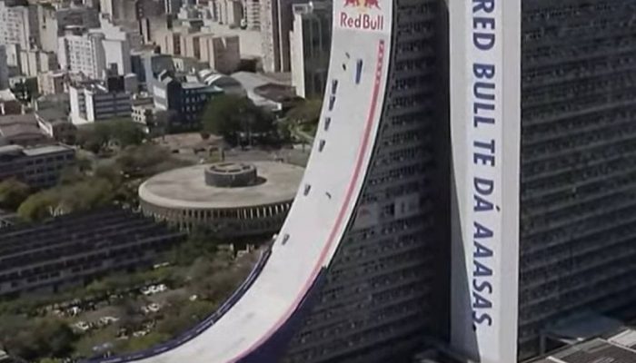 Descida de Sandro Dias, o Mineirinho, na rampa do Centro Administrativo Fernando Ferrari (CAFF), em Porto Alegre
             -       
        Red Bull via Youtube