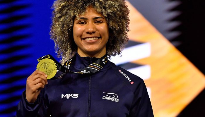 Rebeca Lima celebra conquista do título mundial, em Liverpool
             -       
        Andy Chubb - 14.set.25/Divulgação/World Boxing