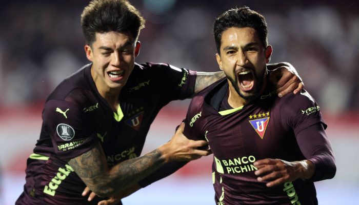 Jeison Medina (à dir.) celebra o gol da vitória da LDU no Morumbi
             -       
        Jorge Silva/Reuters