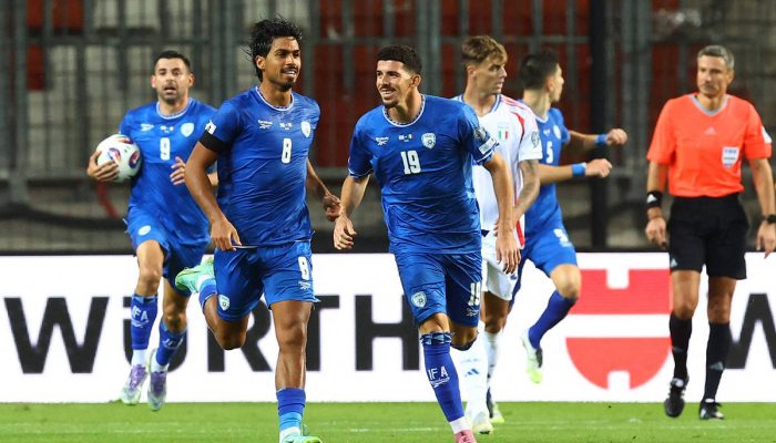 Israelenses comemoram gol na partida Israel 4 x 5 Itália, pelas Eliminatórias europeias, em Debrecen (Hungria)
             -       
        Bernadett Szabo - 8.set.25/Reuters