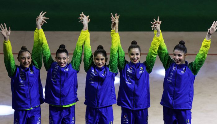 Atletas da seleção brasileira saúdam o público na Arena Carioca 1, no Rio de Janeiro, após a conquista da medalha de prata na série mista
             -       
        Ricardo Moraes - 24.ago.25/Reuters