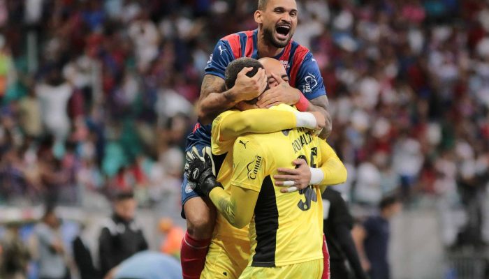 Jogadores do Bahia comemoram a vitória contra o Palmeiras, em Salvador
             -       
        João Aurélio/Pera Photo Press/ Agência O Globo