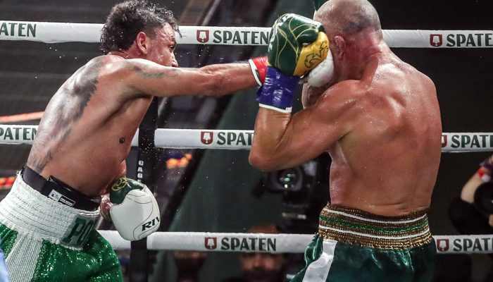 Popó (à esq.) acerta soco durante luta contra Wanderlei Silva 
             -       
        Gaspar Nóbrega - 27.set.2025/Inovafoto