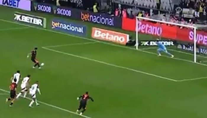 Yuri Alberto, do Corinthinas, bate pênalti com cavadinha contra o Flamengo no Campeonato Brasileiro
             -       
        Reprodução/X