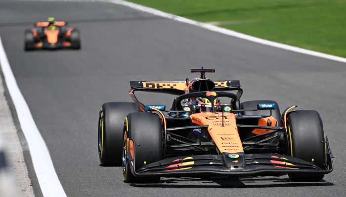 Oscar Piastri e Lando Norris conduzem suas McLarens no cictuido de Spa-Francorchamps, na Bélgica; eles estão bem à frente dos concorrentes no ano
             -       
        Zhao Dingzhe - 26.jul.25/Xinhua