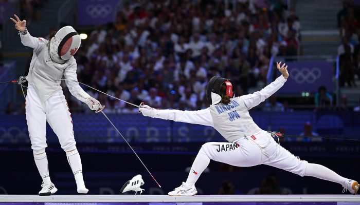 Guo Jessica Zi Jia, do Canadá, enfrenta Kikuchi Komaki, do Japão, nos Jogos Olímpicos de Paris; canhotas, elas competem na esgrima de florete
             -       
        Zhang Hongxiang - 1º.ago.24/Xinhua