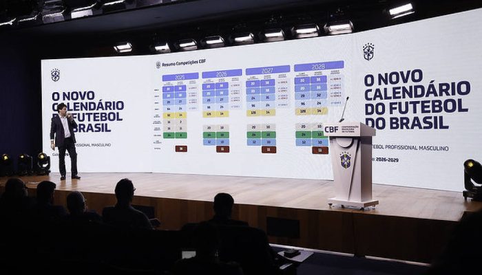 Julio Avellar, diretor de competições da CBF, durante apresentação do novo calendário do futebol brasileiro; Brasileirão vai começar em janeiro
             -       
        @rafaelribeirorio/CBF