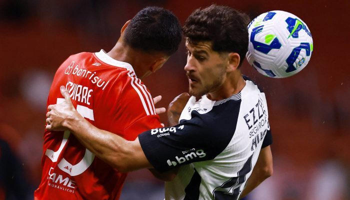 Aguirre, do Internacional, e Hugo, do Corinthians, em lance de partida pela 26ª rodada do Brasileiro, no Estádio Beira-Rio, em Porto Alegre
             -       
        Diego Vara - 1º.out.2025/Reuters