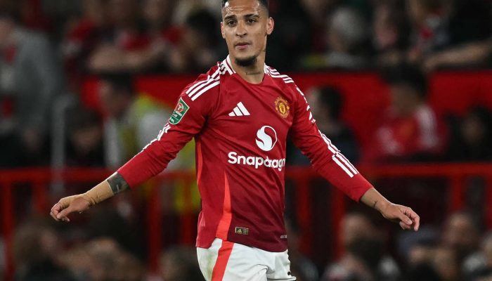 Antony em partida pelo Manchester United contra o Barnsley em Old Trafford
             -       
        Paul Ellis - 17.set.2024/AFP