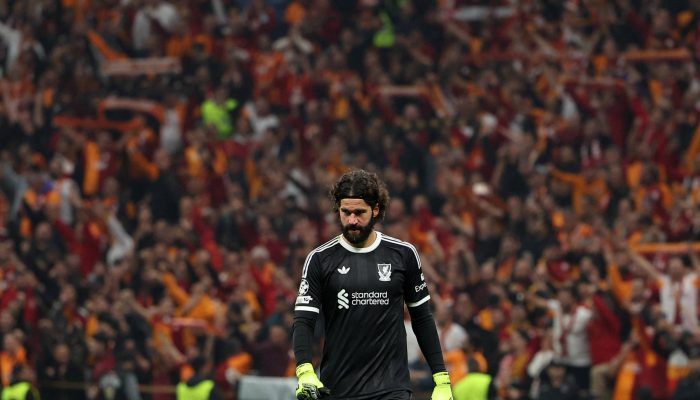 Alisson deixa campo lesionado durante partida entre Liverpool e Galatasaray, em Istambul
             -       
        Umit Bektas - 30.set.2025/Reuters