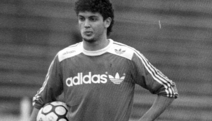 Edu Manga durante treino do Palmeiras; jogador ficou marcado pela passagem no clube paulista
             -       
        Silvio Ferreira - 2.set.88/Folhapress