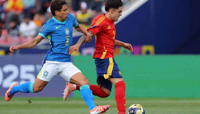 Jogadores disputam a bola em lance de partida entre Brasil e Espanha pela Copa do Mundo Sub20, no Estádio Nacional de Santiago, no Chile 
             -       
        Javier Torres - 4.out.2025/AFP
