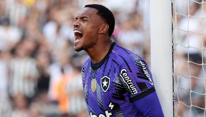 John em ação pelo Botafogo contra o Cruzeiro no Nilton Santos
             -       
        Sergio Moraes - 3.ago.2025/Reuters
