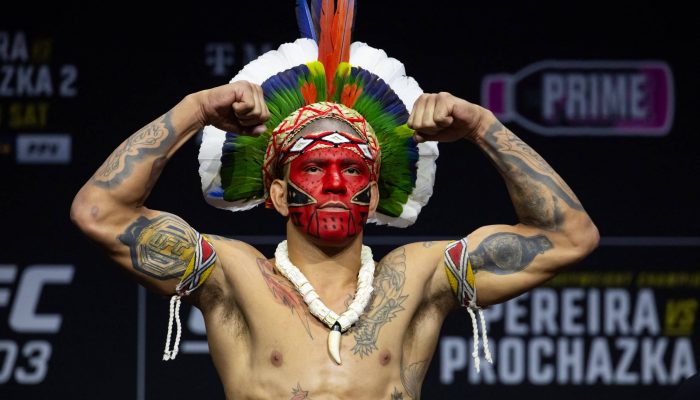 Alex Poatan Pereira com a pintura característica em pesagem antes de luta 
             -       
        Mark J. Rebilas - 28.jun.2024/USA TODAY Sports via Reuters Con
