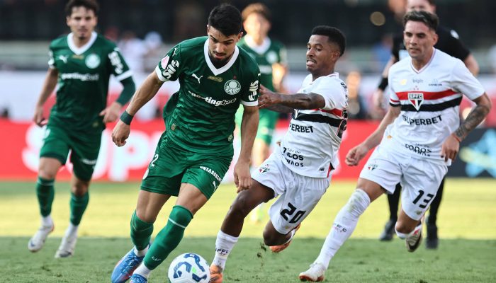 Flaco López, do Palmeiras, e Marcos Antônio, do São Paulo, durante clássico no Morumbis
             -       
        Thiago Bernardes - 5.out.2025/Reuters