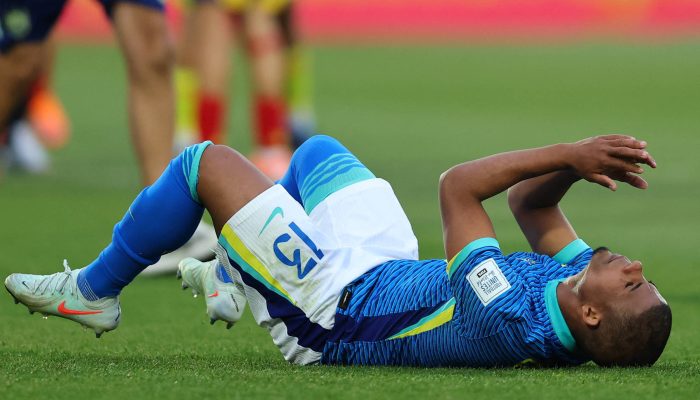 O lateral direito Gilberto, do Palmeiras, desaba no gramado do estádio Nacional de Santiago depois da eliminação do Brasil no Mundial sub-20, no Chile
             -       
        Javier Torres - 4.out.25/AFP