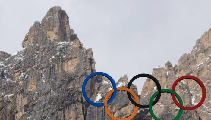 Anéis olímpicos instalados em região montanhosa de Cortina d'Ampezo, uma das sedes dos Jogos de Inverno
             -       
        Pierre Teyssot - 25.mar.2025/AFP