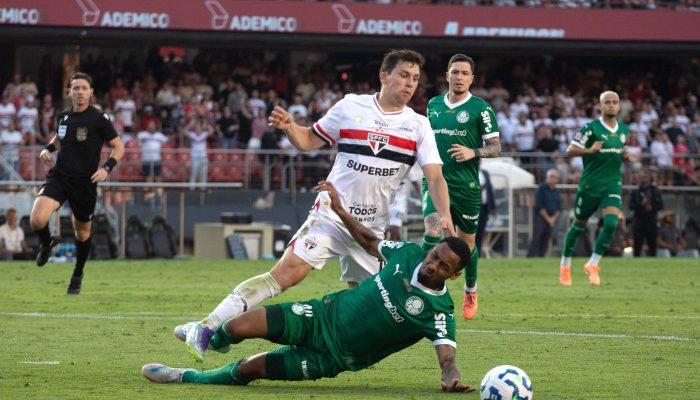 Allan (Palmeiras) derruba Tapia (São Paulo) na área na partida São Paulo 2 x 3 Palmeiras; juiz não viu pênalti
             -       
        Rodilei Morais/Fotoarena