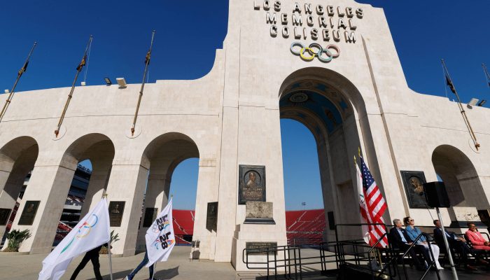Fachada do Los Angeles Memorial Coliseum, um dos palcos da próxima edição dos Jogos Olímpicos
             -       
        Mike Blake - 8.mai.25/Reuters