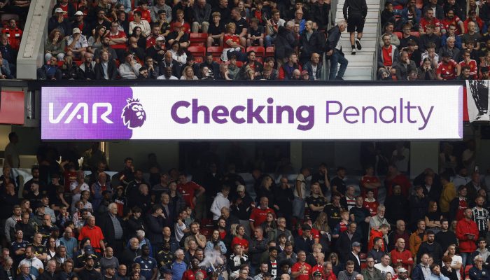 Placar no estádio Old Trafford, do Manchester United, avisa que o árbitro assistente de vídeo (VAR) está verificando possível pênalti  -              
                              
                  Jason Cairnduff - 30.ago.25 /                
              
                              Action Images via Reuters