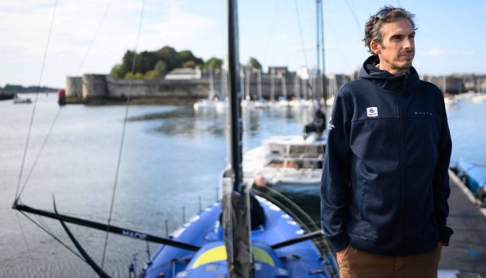 Charlie Dalin ao lado de embarcação na região de Concarneau, no oeste da França 
             -       
        Loic Venance - 24.set.2025 /AFP