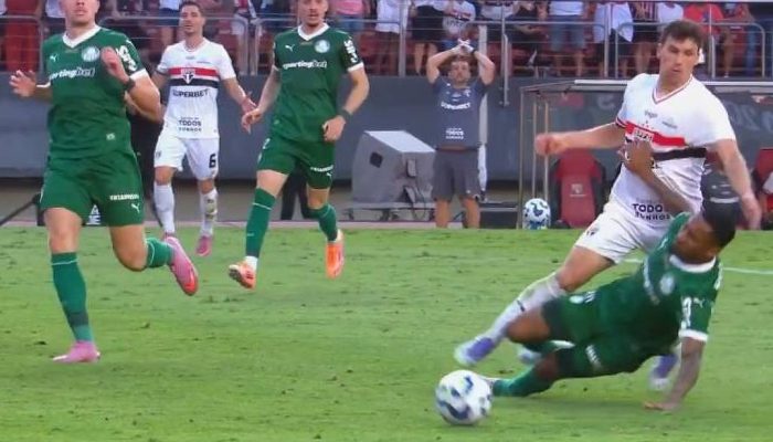 Momento em que Allan, do Palmeiras, derruba Gonzalo Tapia, do São Paulo, dentro da área; árbitro não marcou, e VAR concordou com a decisão
             -       
        Reprodução/CBF TV