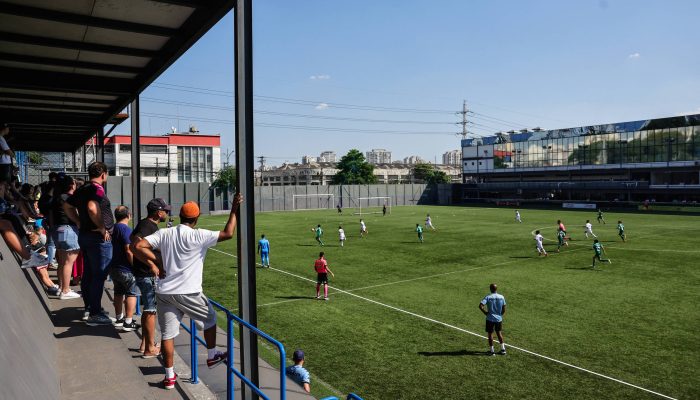 Torcedores acompanham partida entre Prata da Casa e Palmeiras, pelo Campeonato Paulista sub-11, na Ibrachina Arena, na Mooca 
             -       
        Rafaela Araújo - 5.out.2025/Folhapress